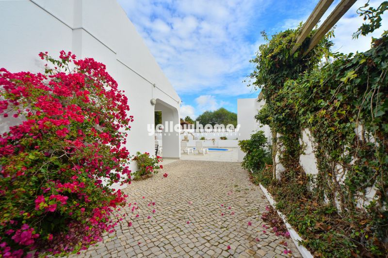 Moradia V4 com piscina num local calmo perto da Quinta do Lago